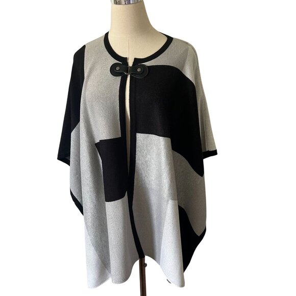 Chicos Black & Gray Geometric Patterned Poncho With Leather-Like Clasp OS NEW - Picture 1 of 10